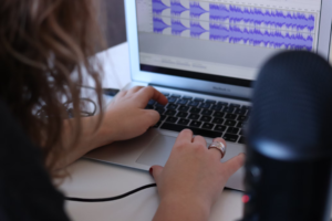 Read more about the article Creating a Mobile Podcast Studio: Tips and Tricks